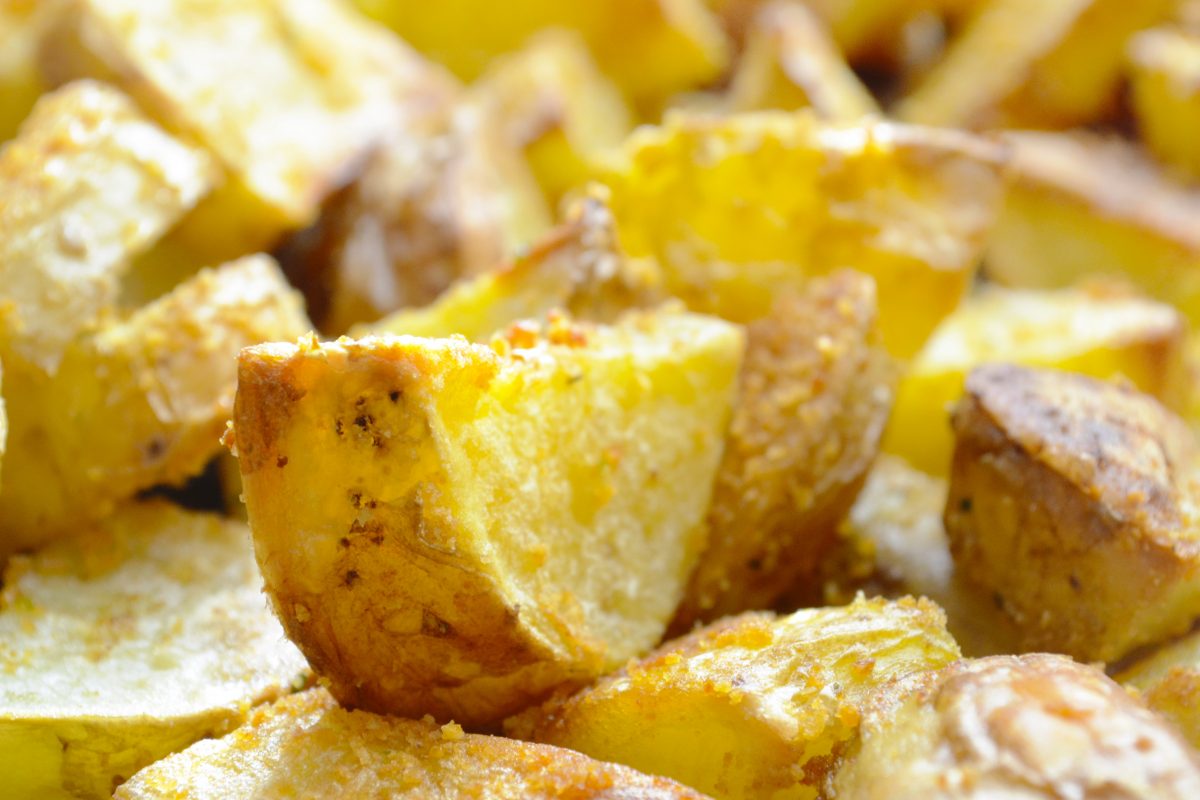 patate al forno con la AdobeStock 211125055