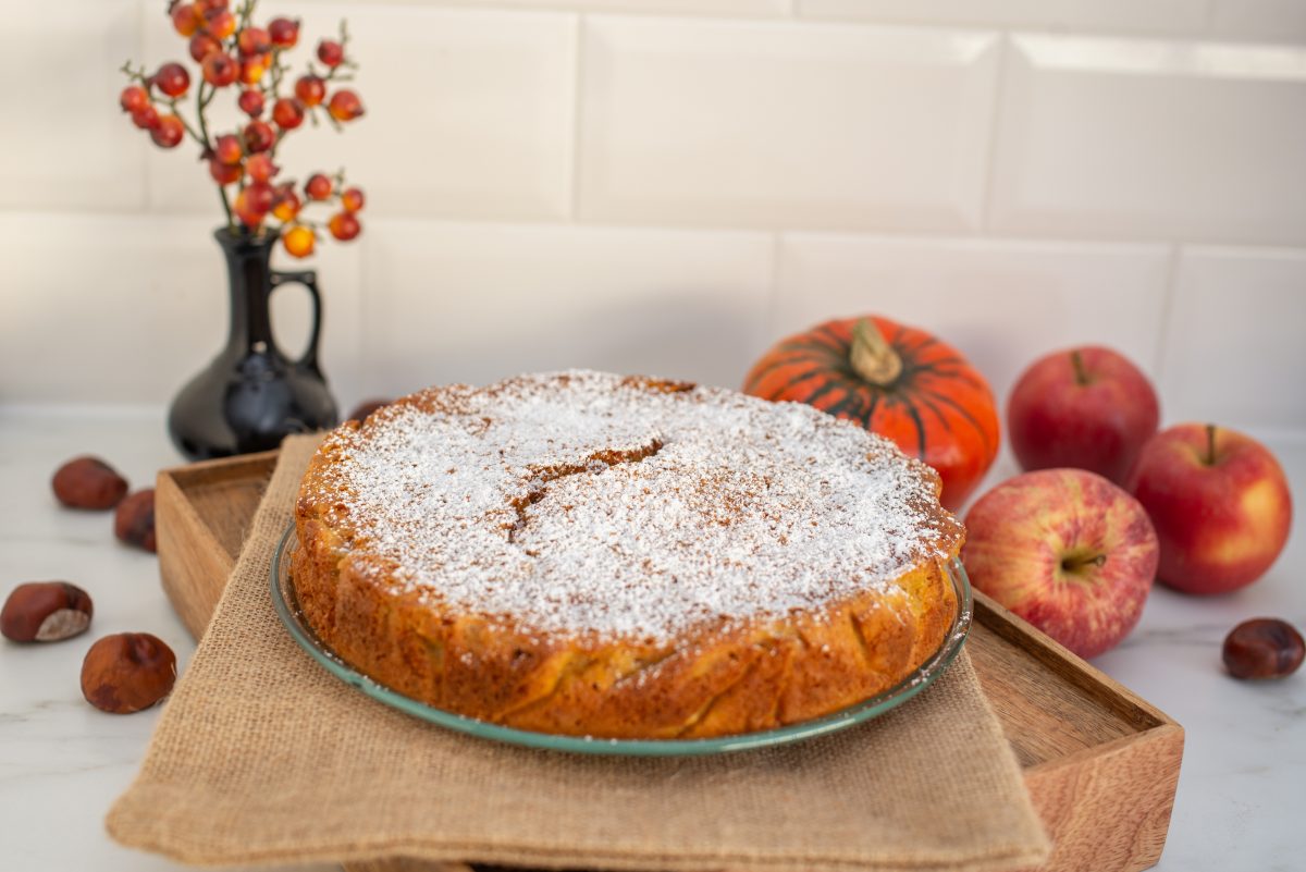 torta di semolino e mele AdobeStock 386565044