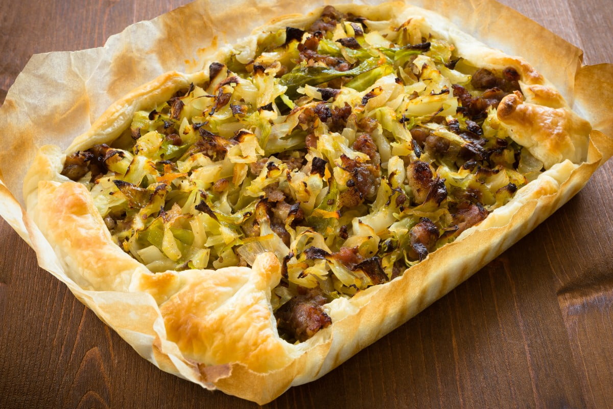 torta salata con cavolfiore salsiccia rustica con cavoli e formaggio