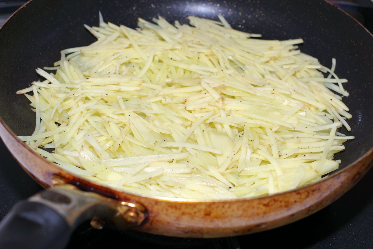 uova sbattute e patate grattugiate AdobeStock 345447459