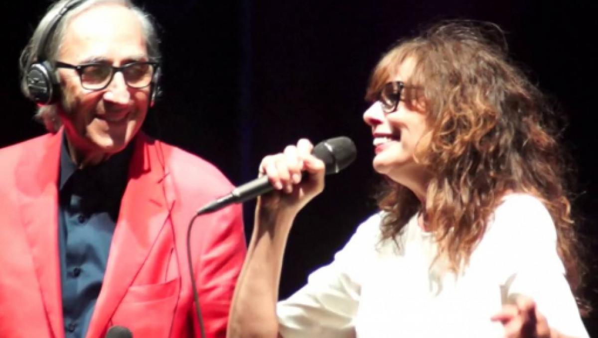 alice vita privata biografia carriera franco battiato ed alice durante un concerto di qualche anno fa 2070237