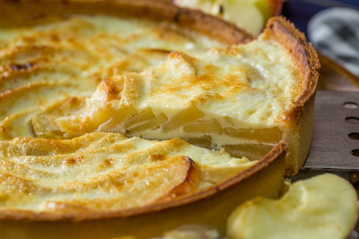 crostata di mele alla crema AdobeStock 292455256 2