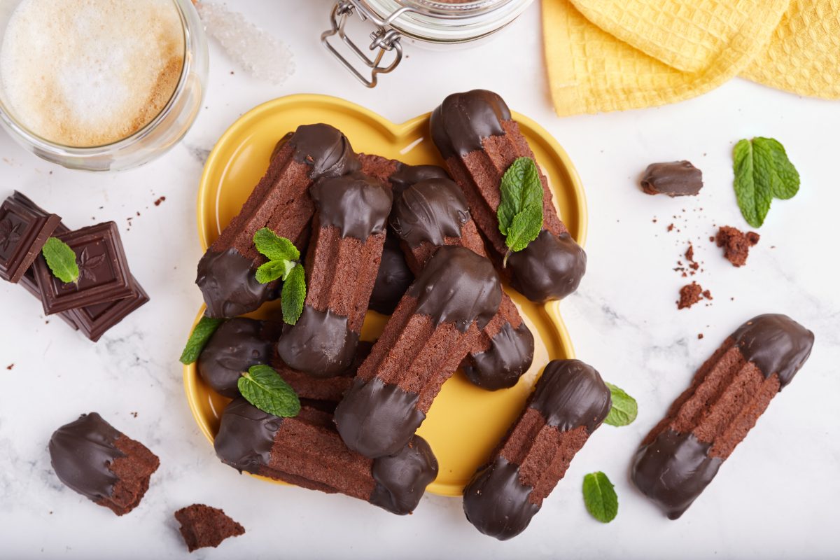 frollini montati al cacao e AdobeStock 354626988