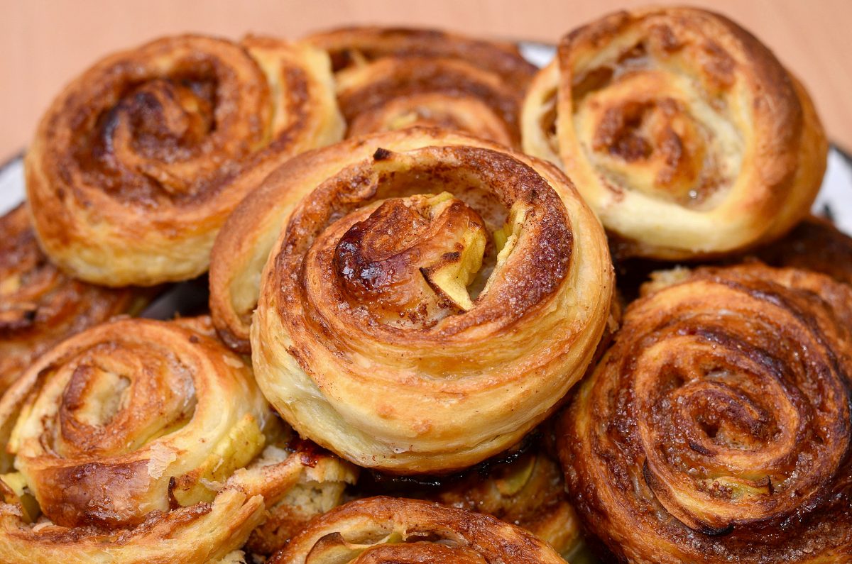 girelle di pasta sfoglia dolci AdobeStock 78164211