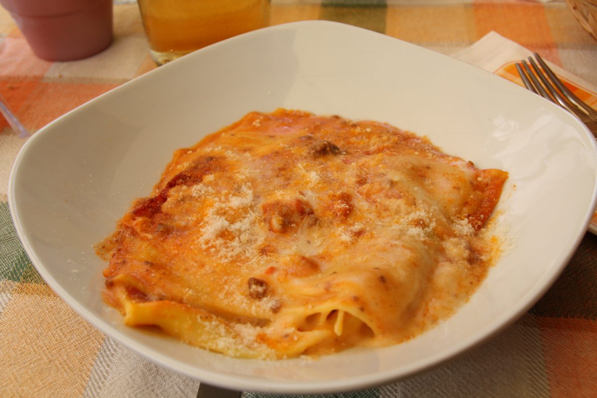 lasagne al salmone e pistacchi AdobeStock 81121693