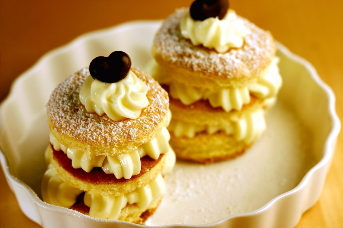 millefoglie di pandoro al cocco AdobeStock 18600064