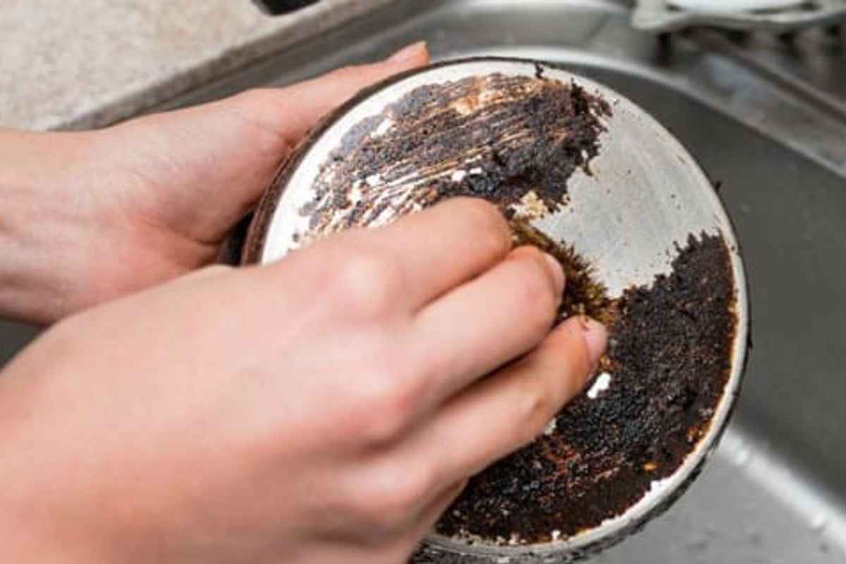 pentola bruciatacome far tornare come pentola buciata