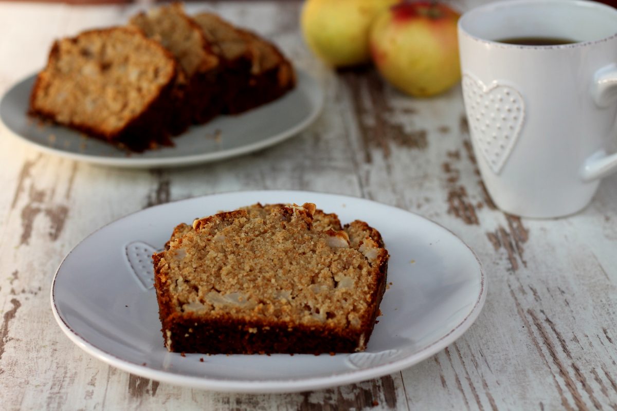 plumcake vegan alle mele e AdobeStock 301185922