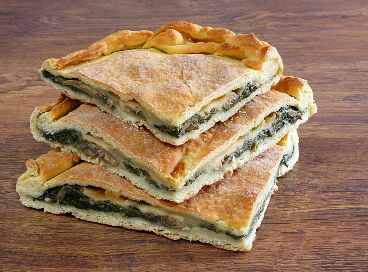 scacciata siciliana una pizza sottile AdobeStock 56019559