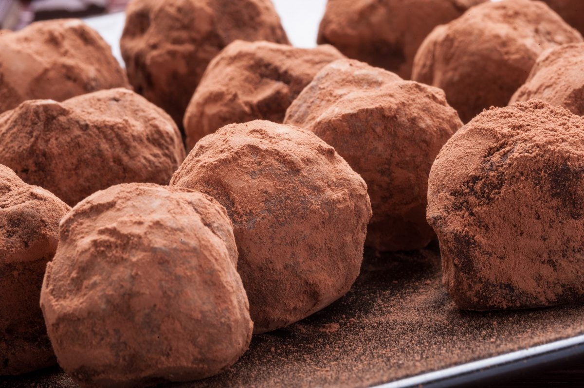 tartufi di pandoro panna e AdobeStock 74289388