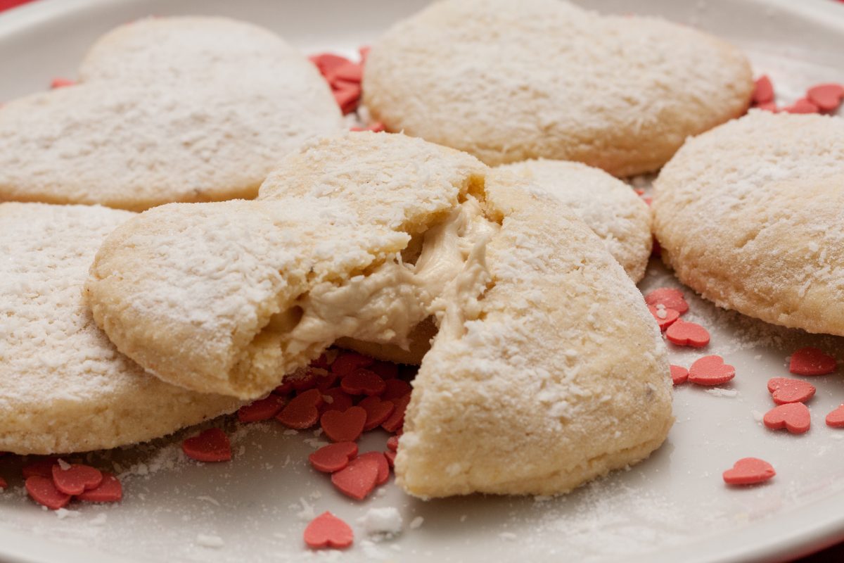 biscotti al cocco con cuore AdobeStock 101050897