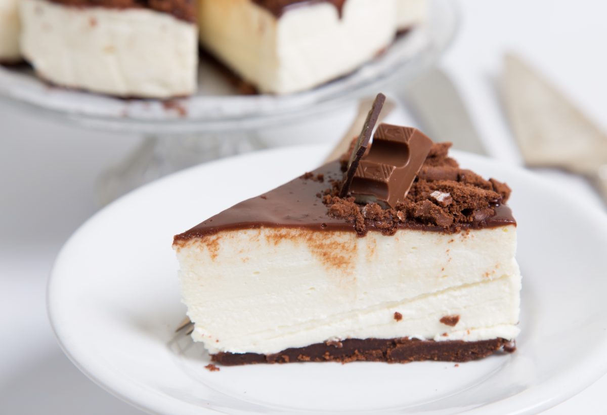 cheesecake con mousse al cioccolato AdobeStock 125417463 1