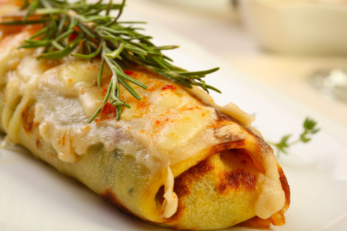 crepes prosciutto e mozzarella AdobeStock 44862139