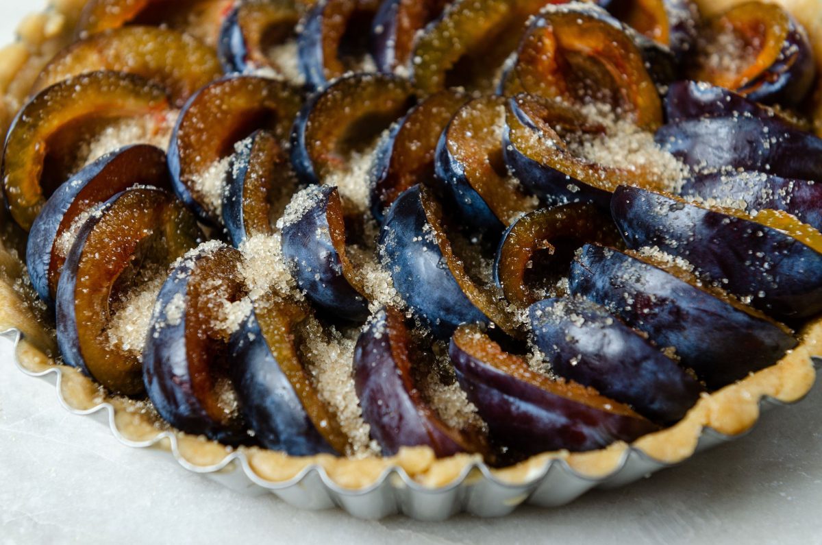 crostata di prugne e cannella crumble