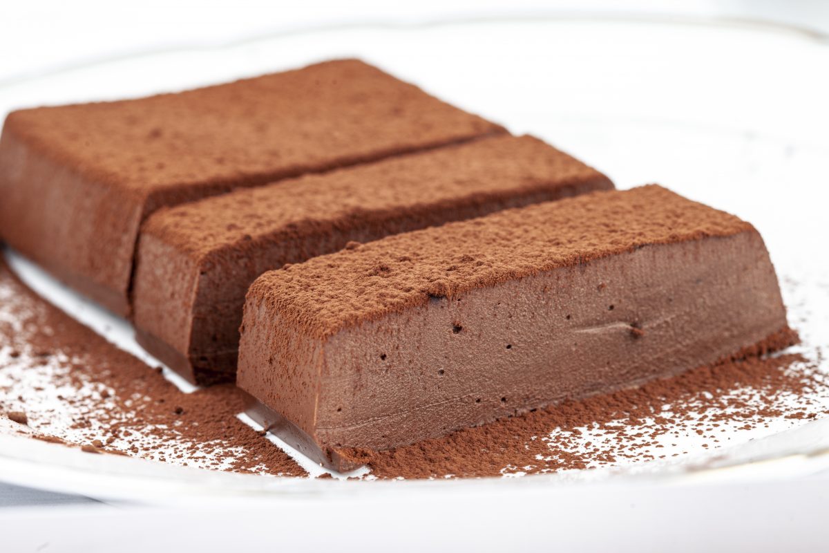 dolce al cioccolato con solo AdobeStock 467133418 1