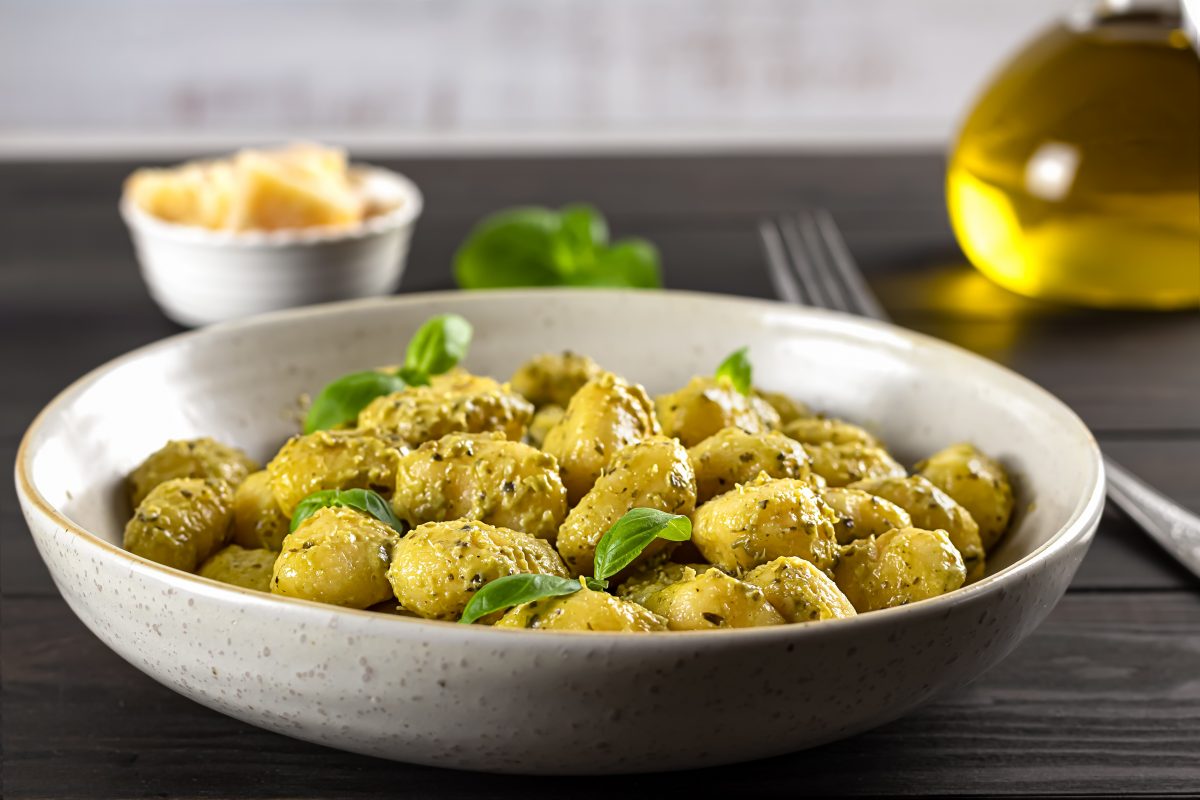 gnocchi di patate al pesto AdobeStock 478698744
