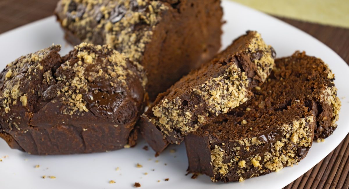 plumcake cacao e nocciole AdobeStock 445187603