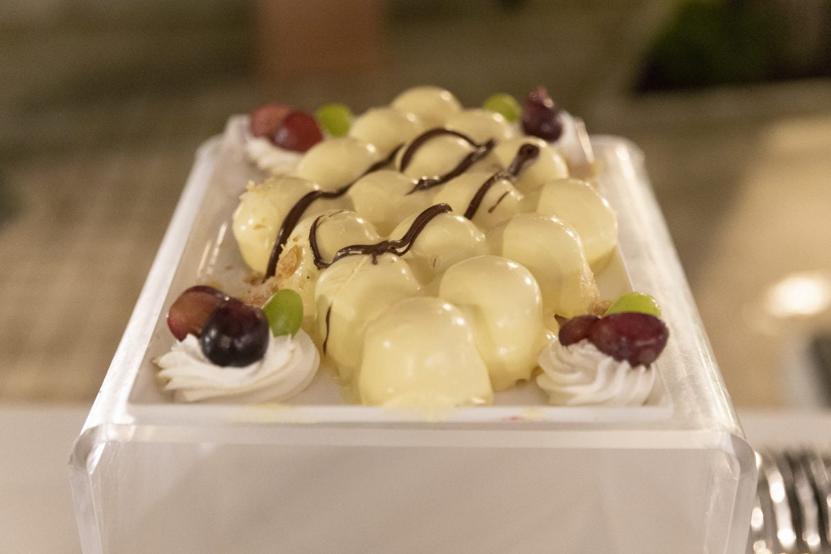 profiteroles al limone AdobeStock 335608650 1