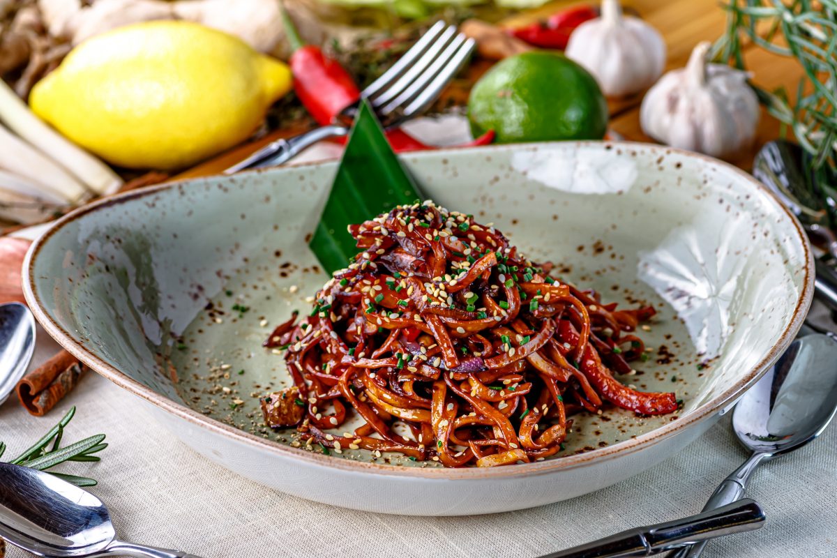 spaghetti di carote ai funghi AdobeStock 380891618