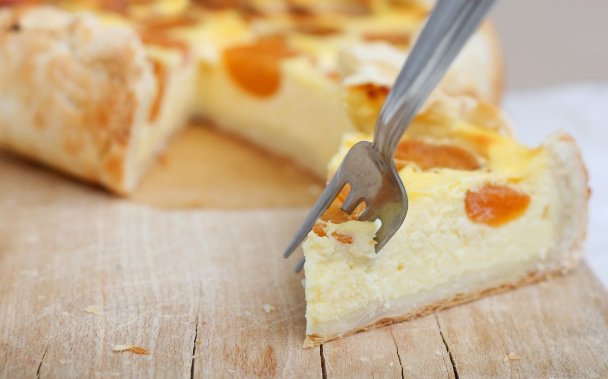 torta deliziosa con cuore di AdobeStock 73231799