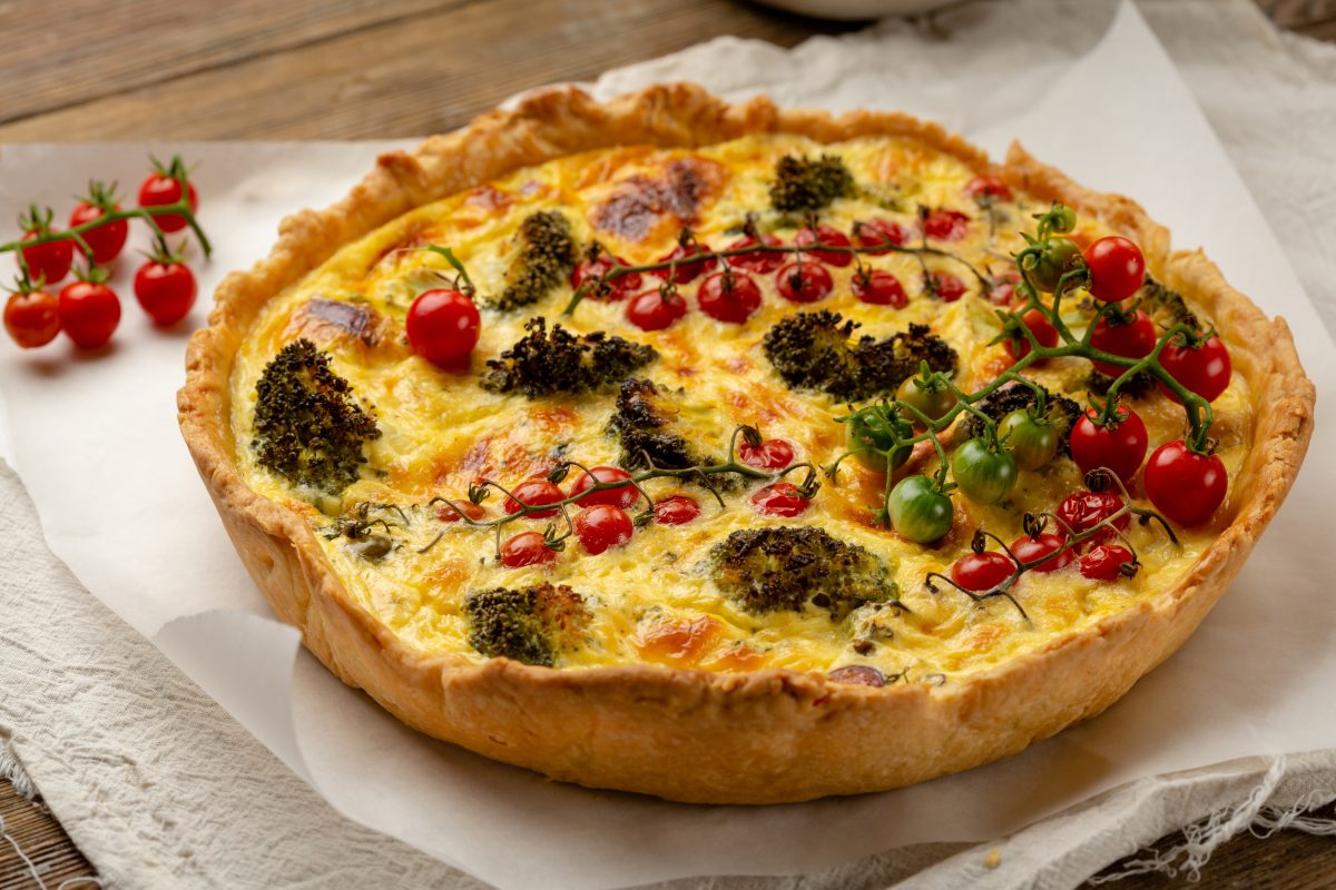 torta salata con broccoli pomodori AdobeStock 229423026