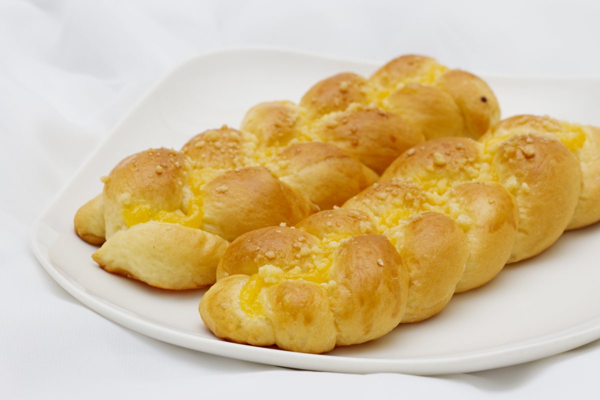 treccine dolci alla crema pasticcera AdobeStock 37675309 1