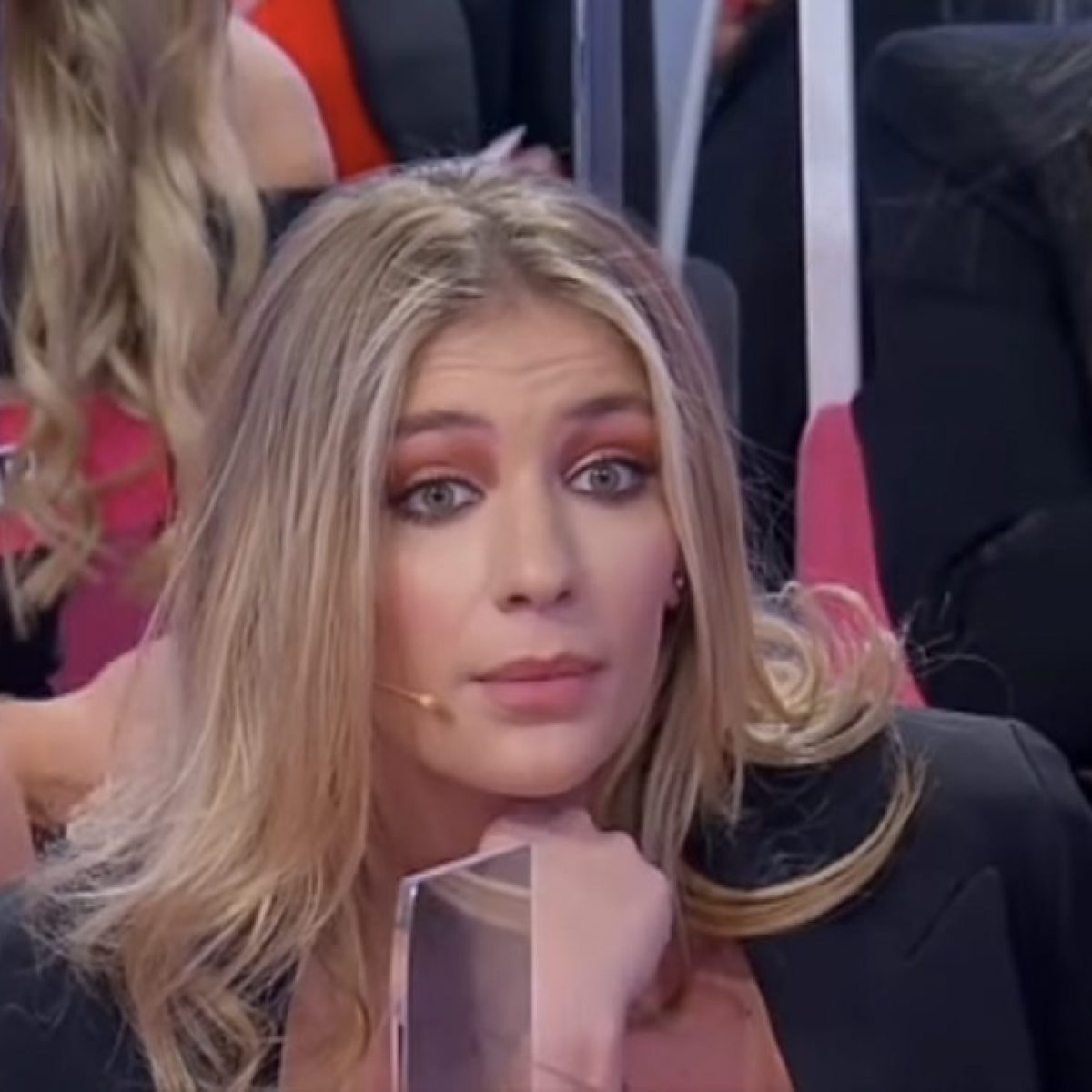 uomini e donne corteggiatrice lascia Martina Viali