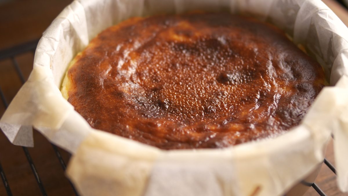 cheesecake basca la torta finto AdobeStock 295198149