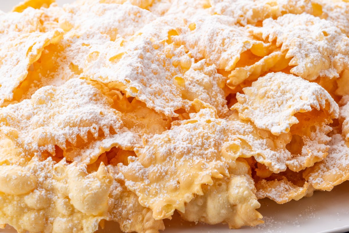 chiacchiere di carnevale leggere e AdobeStock 254653263