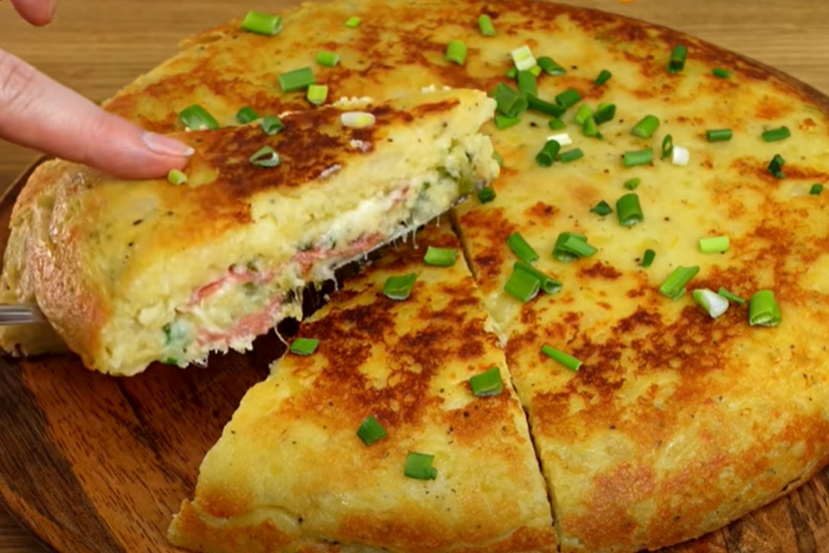 gustoso piatto con patate e patate e cipolle