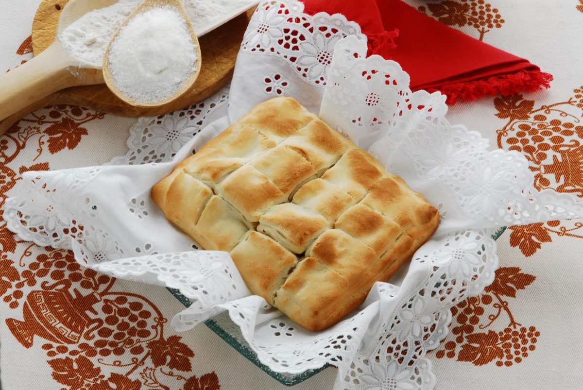 pizza di scarola con impasto AdobeStock 16978591