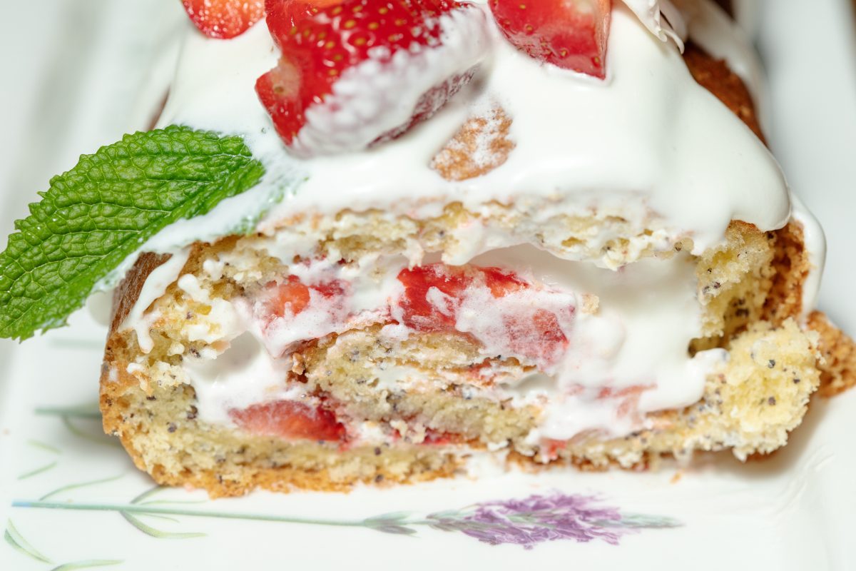 rotolo alle fragole ricetta veloce AdobeStock 357207698