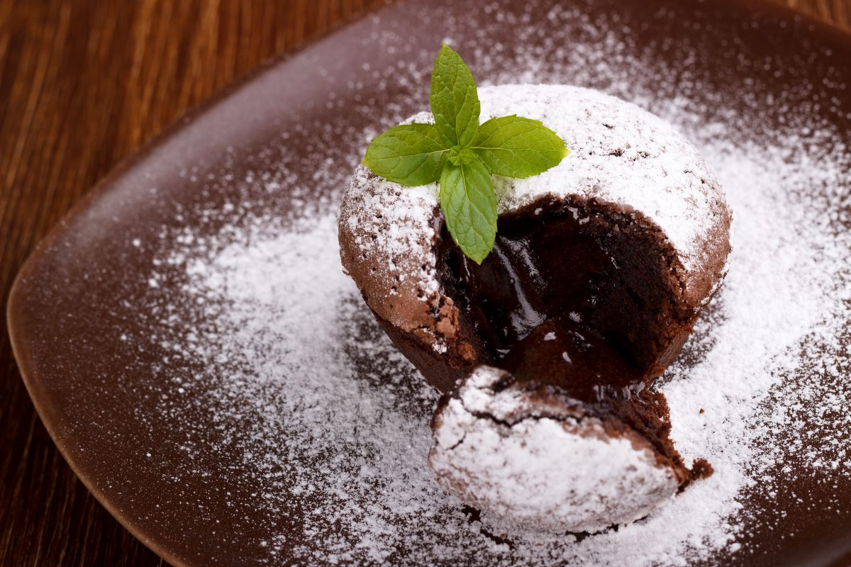 tortino al cioccolato con cuore AdobeStock 115427013 1