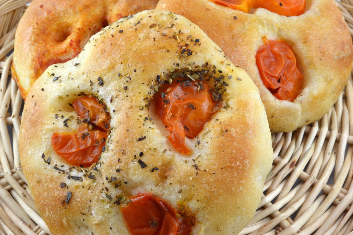 focaccine ai pomodorini soffici gustose AdobeStock 33026857