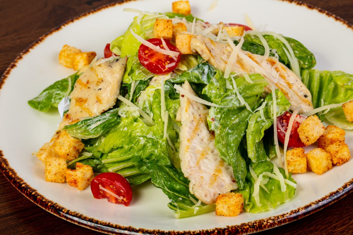 insalata di pollo alla griglia AdobeStock 220940796