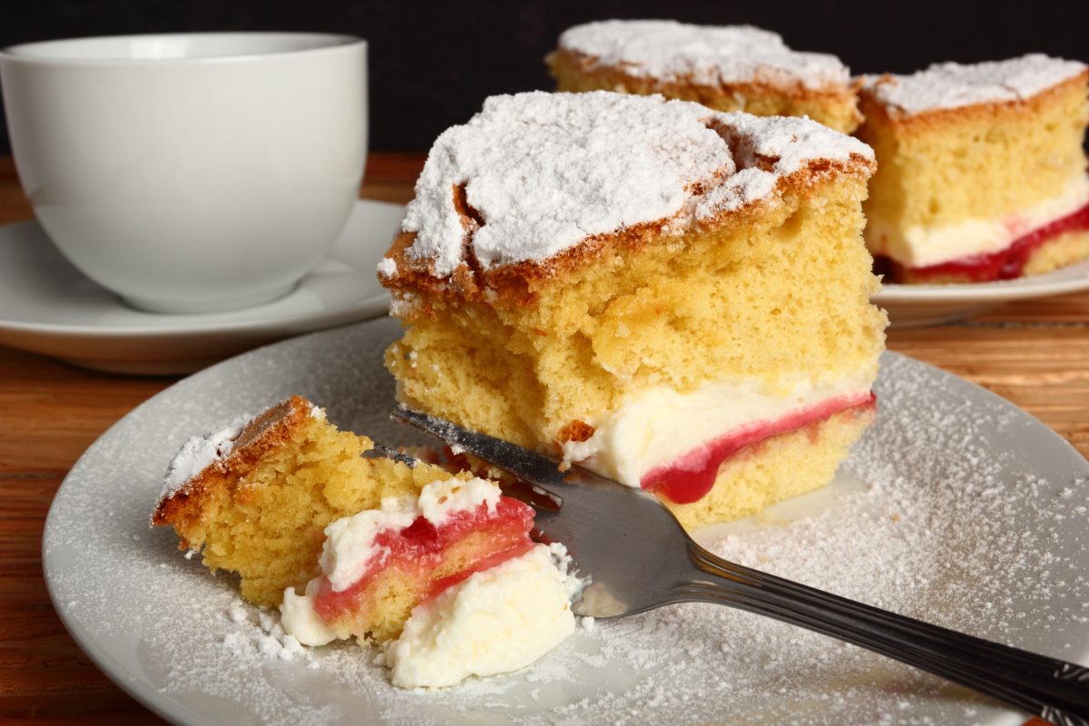 pan di spagna altissimo con AdobeStock 325312263