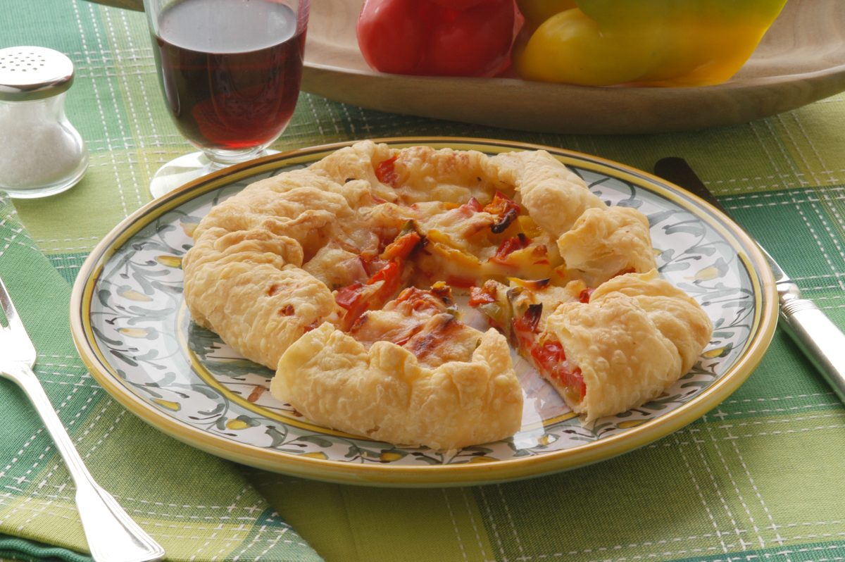 torta salata con peperoni patate AdobeStock 9500805