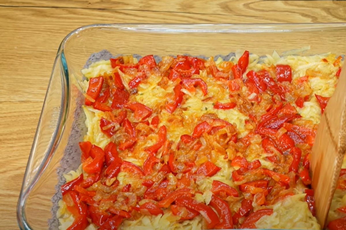 basta grattugiare le patate preparare peperoni e patate al forno