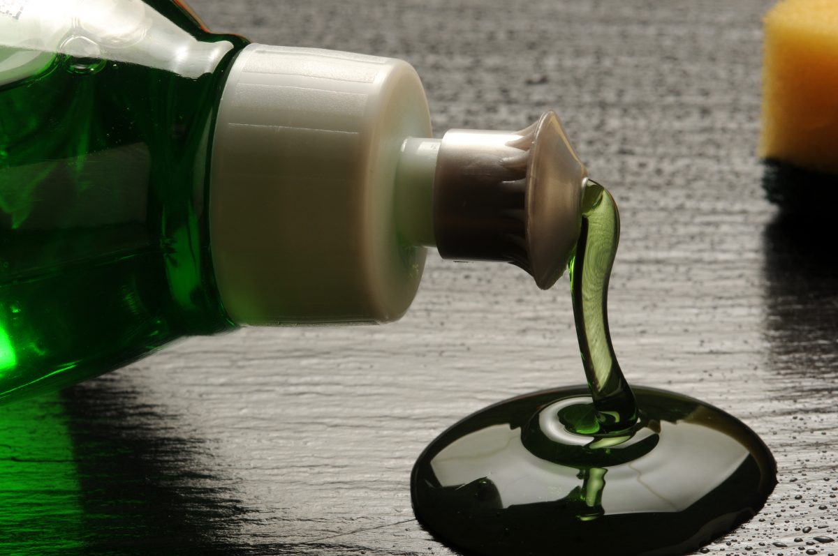 detersivo per i piatti 5 oggetti che si possono pulire AdobeStock 216074024 1200x797 1