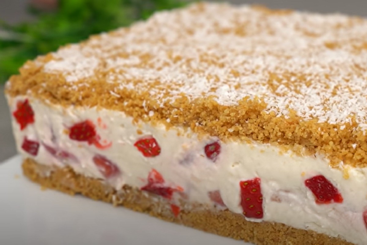 torta facile e gustosa pronta semifreddo alle fragole 1