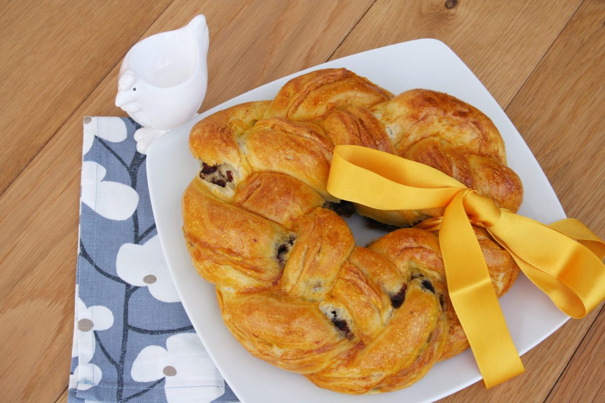 treccia di pane con olive AdobeStock 81944389 1