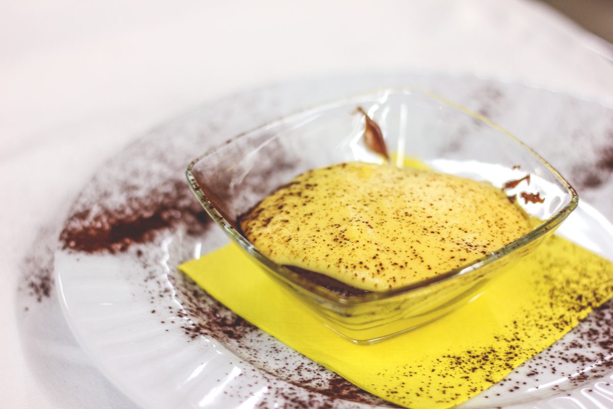 zuppa inglese con biscotti oro AdobeStock 333418814