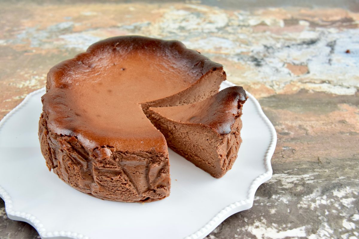cheesecake basca al cioccolato AdobeStock 415093992 1