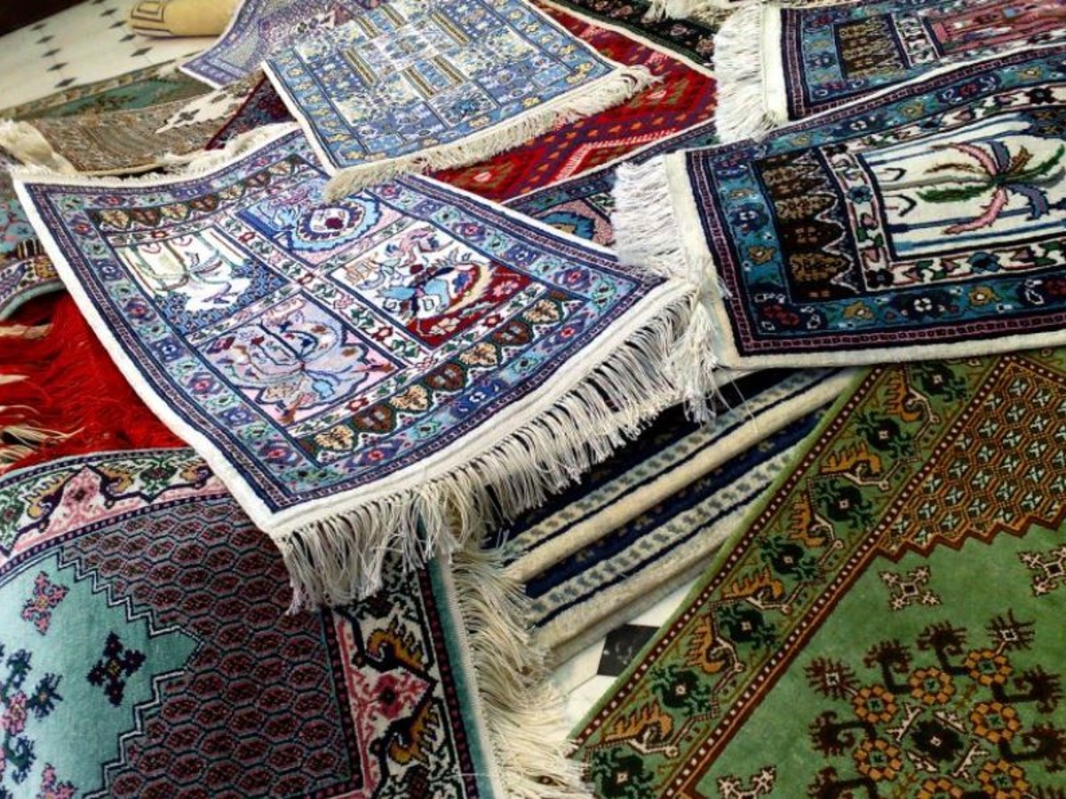 pulire le frange dei tappeti riciclare tappi di plastica tante 1