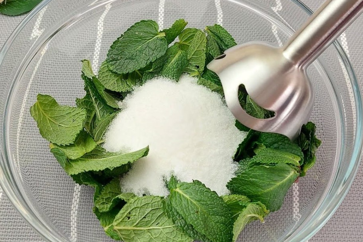 sbatti lo zucchero con la torta alla menta