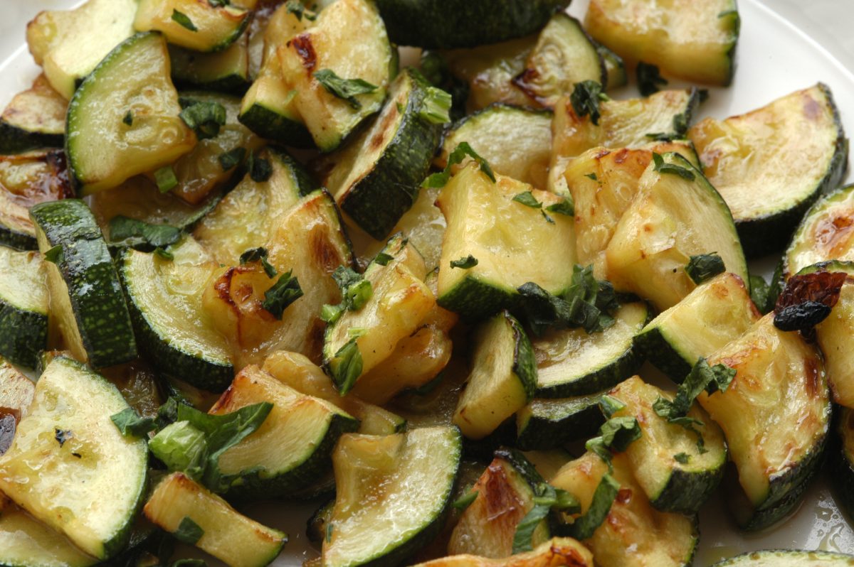 tagliate a rondelle le zucchine AdobeStock 10990702