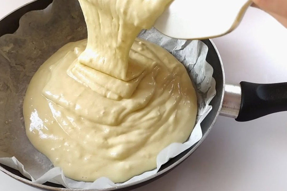 torta margherita che si cuoce torta margherita in padella