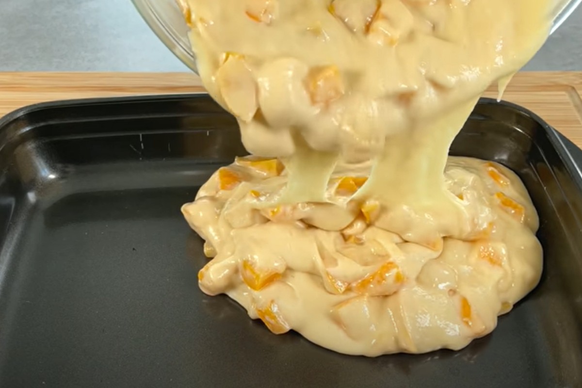 una torta di pesche con torta alle pesche