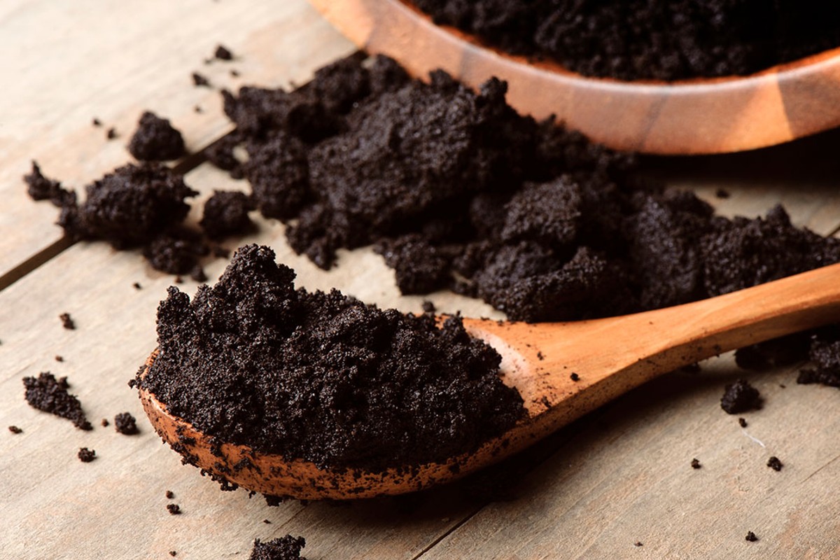 versa dei fondi di caffe versa i fondi di caffe fondi di caffe nel water