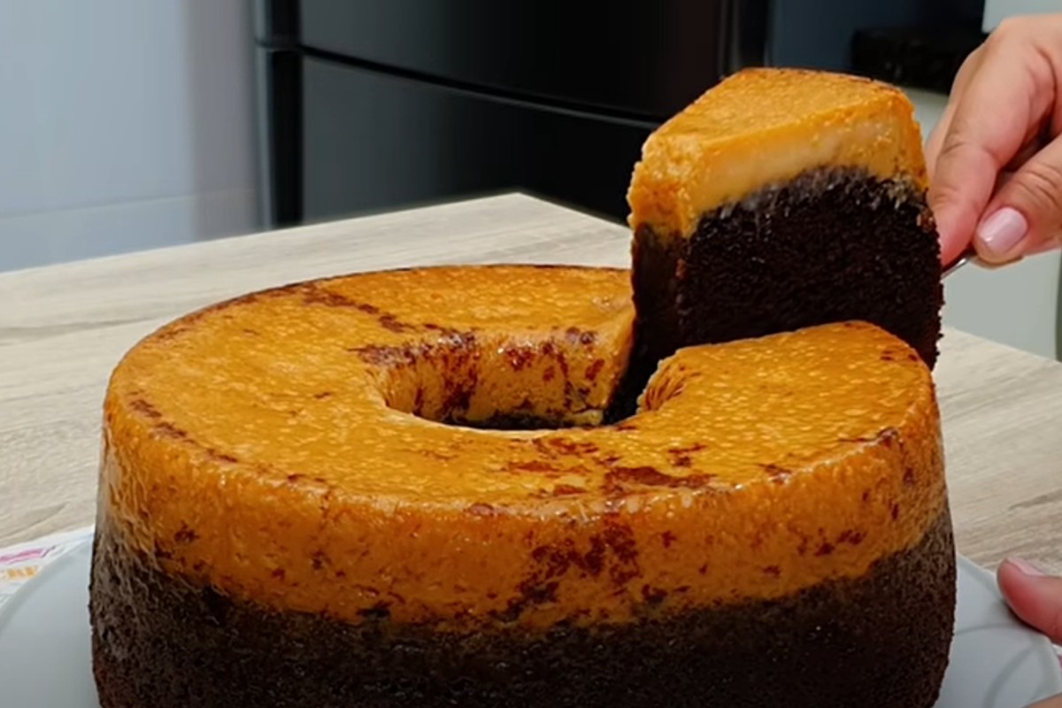 versate il latte condensato nella ciambellone doppio gusto